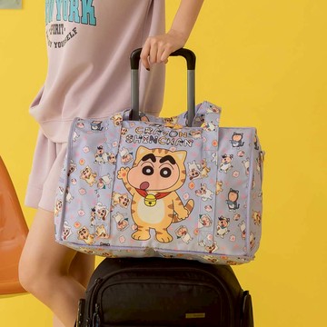 天藍小舖-蠟筆小新俏皮萌獸尼龍可收折多功能旅行袋-單1款-$590【A13130098】