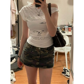 【 𝑭𝒍𝒐𝒘𝒆𝒓𝒔𝒆𝒂】莫代爾涼感短袖T恤 修身顯瘦 削肩上衣 設計感 斜肩字母印花 不規則上衣 T恤