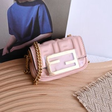 FENDI 經典FF LOGO壓花款超迷你斜背卡片包/小廢包(淺粉色)