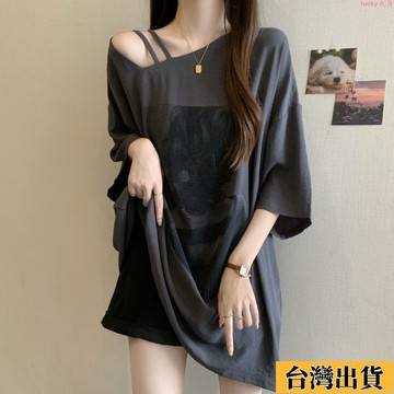 🌟新店優惠🌟短袖上衣女大碼印花露肩設計感短袖t恤女夏季2025新款寬松顯瘦胖mm長款上衣潮牌 字母印花