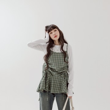 QUEENSHOP_F 女裝 抽皺設計格紋細肩帶上衣 兩色售 現+預 【01099249】