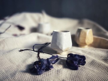 桌上的白陶糖霜 / 奶油霜白鬱金香小茶杯 - M 號