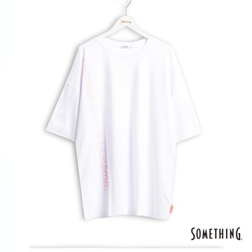 SOMETHING 女裝 粉紅草寫男友風短袖T恤-白色