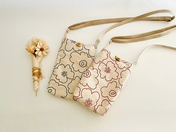 北歐大花 手機揹帶包。拉鍊內袋。皮革釦帶。可頸掛斜肩背