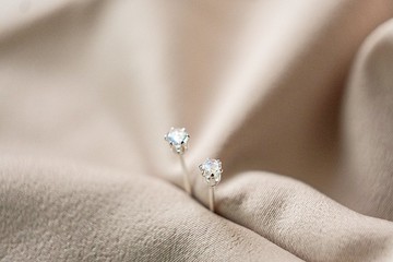 SV925 迷你藍光月光石單鑽耳環(耳夾) 3mm 皇冠六爪鑲 養耳棒