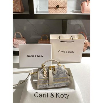Carit Koty今年流行高級感包包2025新款刺繡波士頓枕頭包女手提包
