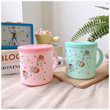 天藍小舖-蠟筆小新附蓋塑膠水杯400cc-共2色-$79【A11113586】