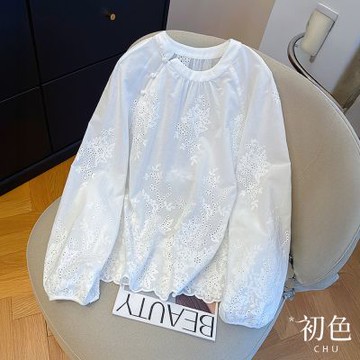 初色 純色簡約寬鬆刺繡鏤空質感圓領斜扣領長袖上衣女上衣-白色-15972(M-2XL可選)