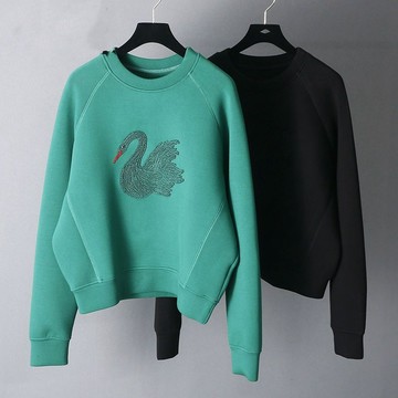 含棉衛衣女寬松大碼刺繡小天鵝洋氣圓領長袖外套女士拼接圓領上衣 氣質上衣 冬天衣服 大碼女裝 長袖上衣 顯瘦上衣 法式上衣