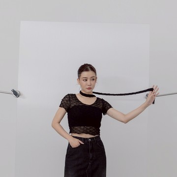 QUEENSHOP_ S 女裝 短袖 鏤空立體織紋球附綁帶短版上衣 兩色售 現+預 【01098841】