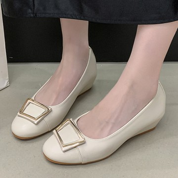 圓頭鞋．典雅純色皮革拼接方釦楔型包鞋．白鳥麗子