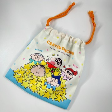 日本帶回 現貨 新款 蠟筆小新 滿版束口袋 收納袋 正反都有圖案喔【冠頭日貨】