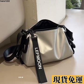 💦台灣限時低價💦 新款小眾斜挎包中性風小黑包百搭小包包休閑潮酷運動風男女圓筒包