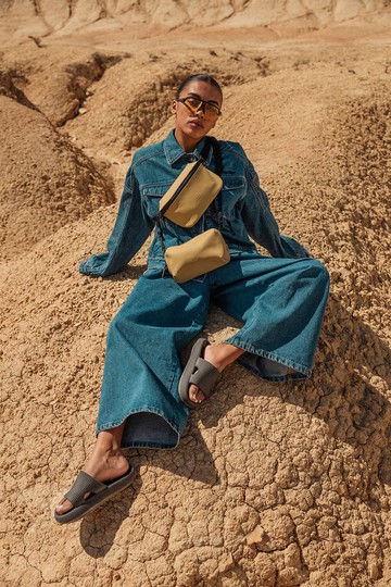 Ando Lotus系列斜背包 (黃沙色)