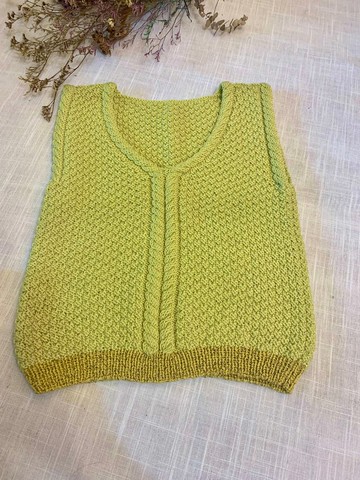 手工編織兒童背心。精緻款。毛線彈性大。嬌小或瘦小大人也適合