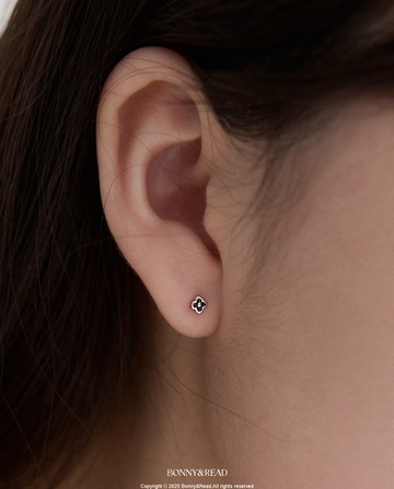 [純銀] 精緻黑花耳環 / Delicate Flower Earring