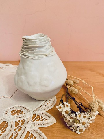 手作浮雕花瓣小型陶瓷花器/雪花白