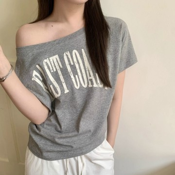 【台灣出貨🔥】設計感露肩上衣 辣妹修身T恤 美式斜肩短袖 字母印花 T恤 小眾設計 一字領露肩上衣