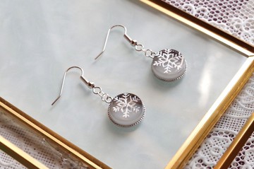 樹脂藝術 雪花結晶圓形耳環・灰色