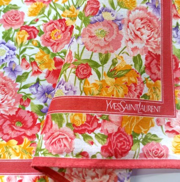 Yves Saint Laurent 古董印花絲巾，適合送給母親的花卉禮物，18.5 x 18.5 英吋