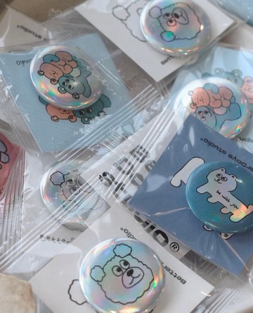 32mm彩虹鐳射胸針(10款) 照到光線會有不一樣的色彩折射