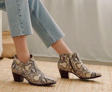 有夠顯瘦V口短靴 大尺碼手工踝靴_蛇紋