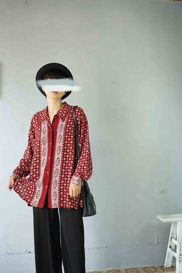 尋寶古著-復古紅色對稱圖騰水鑽領寬鬆襯衫