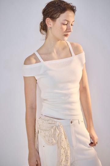 牛奶白一字領針織上衣