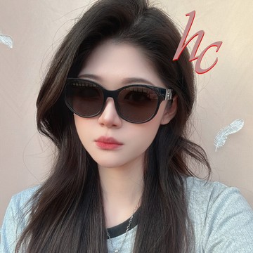 COACH 蔻馳 亞洲版 時尚太陽眼鏡 典雅立體菱格紋鏡臂設計 HC8430D 589787 深透灰框深灰鏡片 公司貨