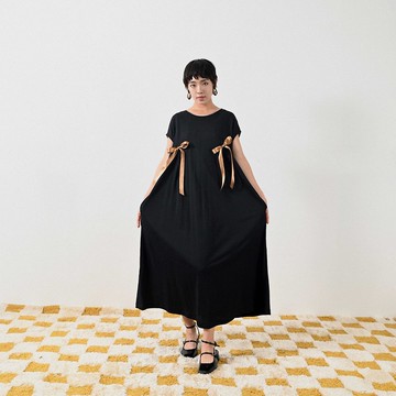 【蛋植物】領結綴飾合褶長版洋裝－深黑