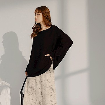 OB嚴選中大尺碼-質感橫紋落肩蝙蝠袖針織上衣《FA1443》