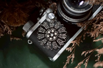 【老飾品/西洋老件】古典細緻雕刻花朵造型老胸針 古著胸針