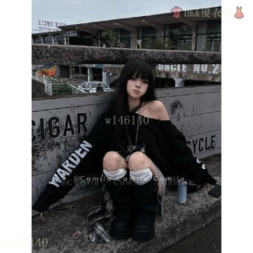 【台灣出貨】黑色炸街暗黑系辣妹斜肩衛衣女 長袖秋冬季露肩上衣 設計感寬鬆顯瘦 上衣女 露肩上衣 韓系 長袖上衣 衣服 小