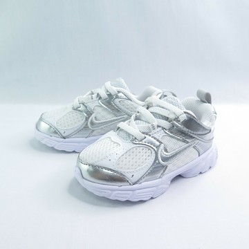 NIKE HQ6413103 V5 RNR 小童 休閒鞋 魔鬼氈 白/白金/銀【iSport愛運動】