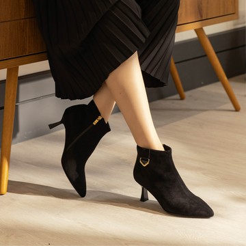 優雅小姐  絲絨質感側V細跟短靴 黑 (8H2767)