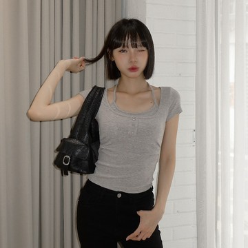 【Aa.chic熱賣商品】假兩件掛脖罩杯短袖上衣(三色).女裝/假兩件/掛脖/短袖/上衣/罩杯/舒適【C4W8613】