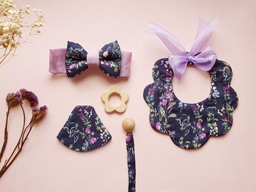 花物語-莫迪蘭色系(紫藍) 寶寶圍兜 髮帶 奶嘴鏈 彌月禮盒 週歲