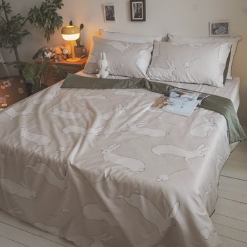 棉床本舖｜獨家插畫x蹦蹦兔-灰 ❱ 60s精梳棉-床包+兩用被 - D4雙人床包+兩用被組/含枕套