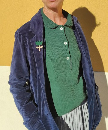 手繪木質綠色花朵胸針。