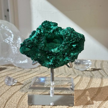 剛果 絲絨孔雀石| 罕見 收藏級 心輪 內在小孩 空間藝術擺件 天然原礦 附壓克力座  S25BS15-009