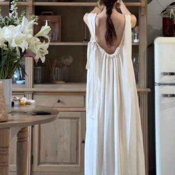 2025新款夏清冷感氣質顯瘦中長裙法式高級扭結V領白色吊帶連衣裙