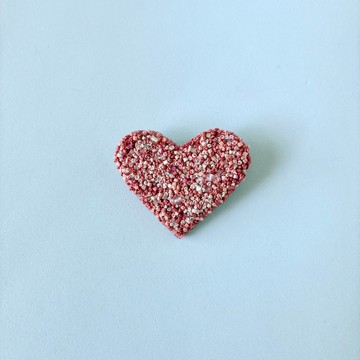 療癒的柔和色調 (soft tone color)，採用草木染線材手工刺繡而成的愛心胸針