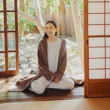 KOOW真絲羊絨麻花薄毛衣 卷邊設計輕柔打底衫