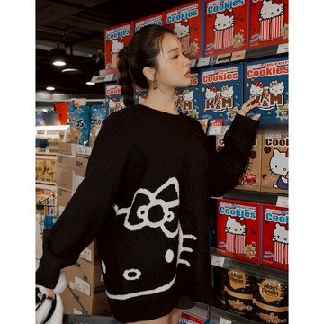 AIR SPACE PLUS 【Hello Kitty聯名】袖口刺繡緹花圖案圓領長版毛衣(黑/淺灰) 女裝 現貨 大尺碼