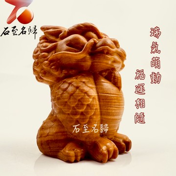 【石至名歸】 臺灣現貨 實體店鋪 焦糖味重油料城口崖柏老料手把件 《Ｑ版古瑞獸麒麟》焦糖香韻 城口重油老料 木雕瑞獸