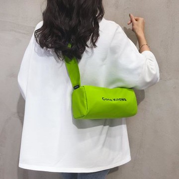 牛津帆布斜挎包女2025新款圓筒包防水運動健身小包旅游騎行枕頭包