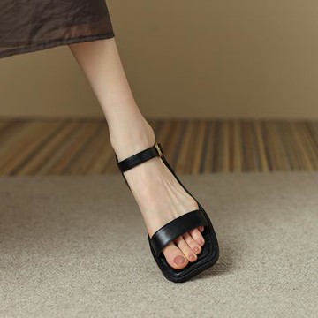 羅馬英倫風一字扣帶涼鞋夏女平底真皮簡約露趾粗跟大碼40-43百搭